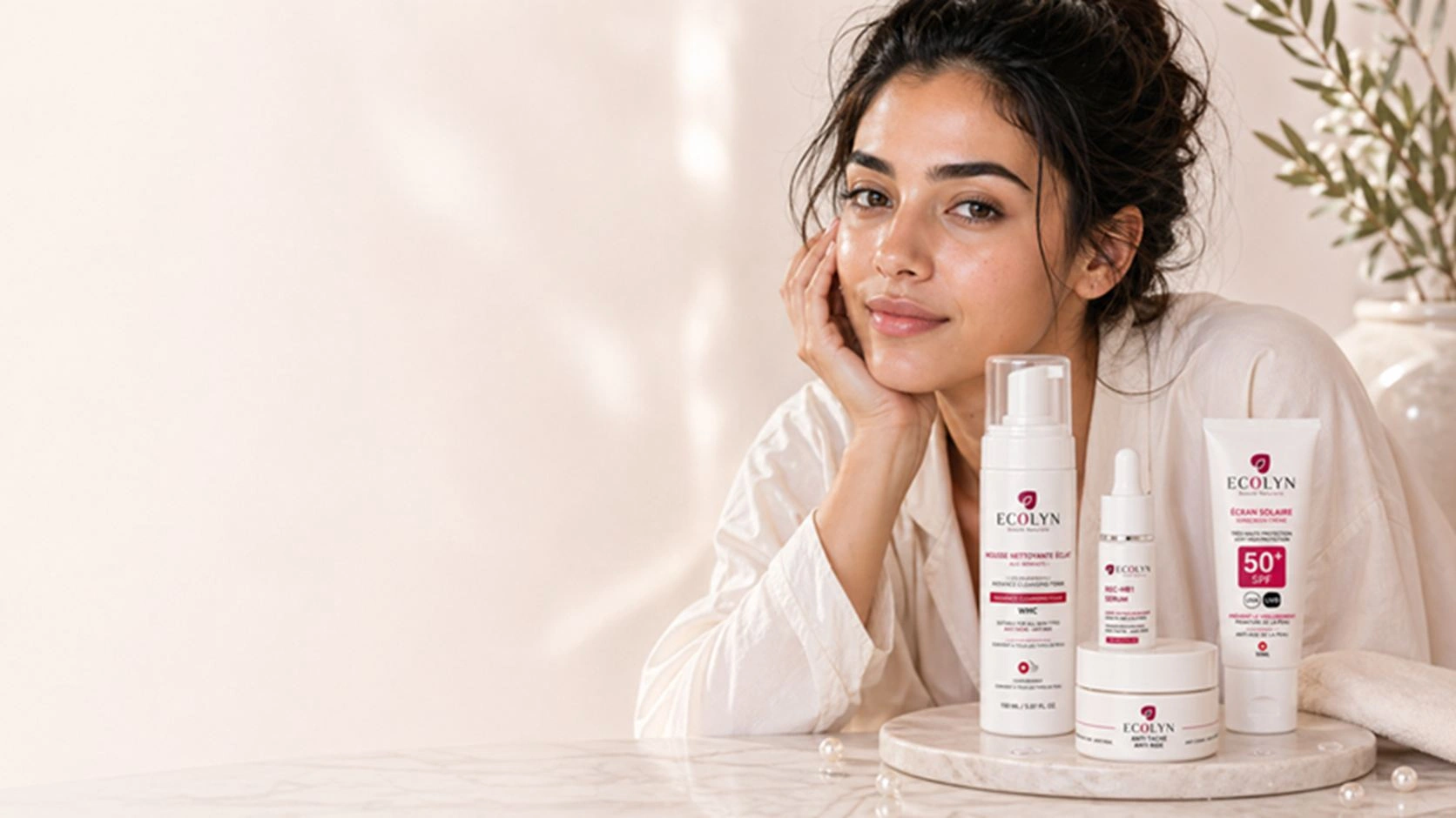 Femme marocaine avec la routine Ecolyn dans un décor premium